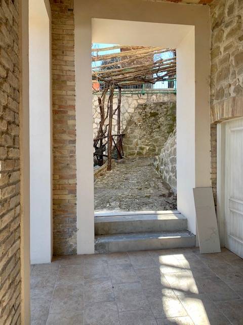 CASA CON GIARDINO in vendita a Roccafluvione