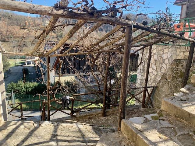 CASA CON GIARDINO in vendita a Roccafluvione