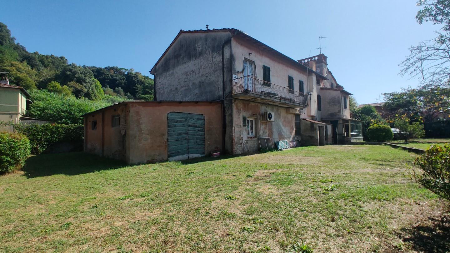 Villa con giardino, Lucca prima periferia