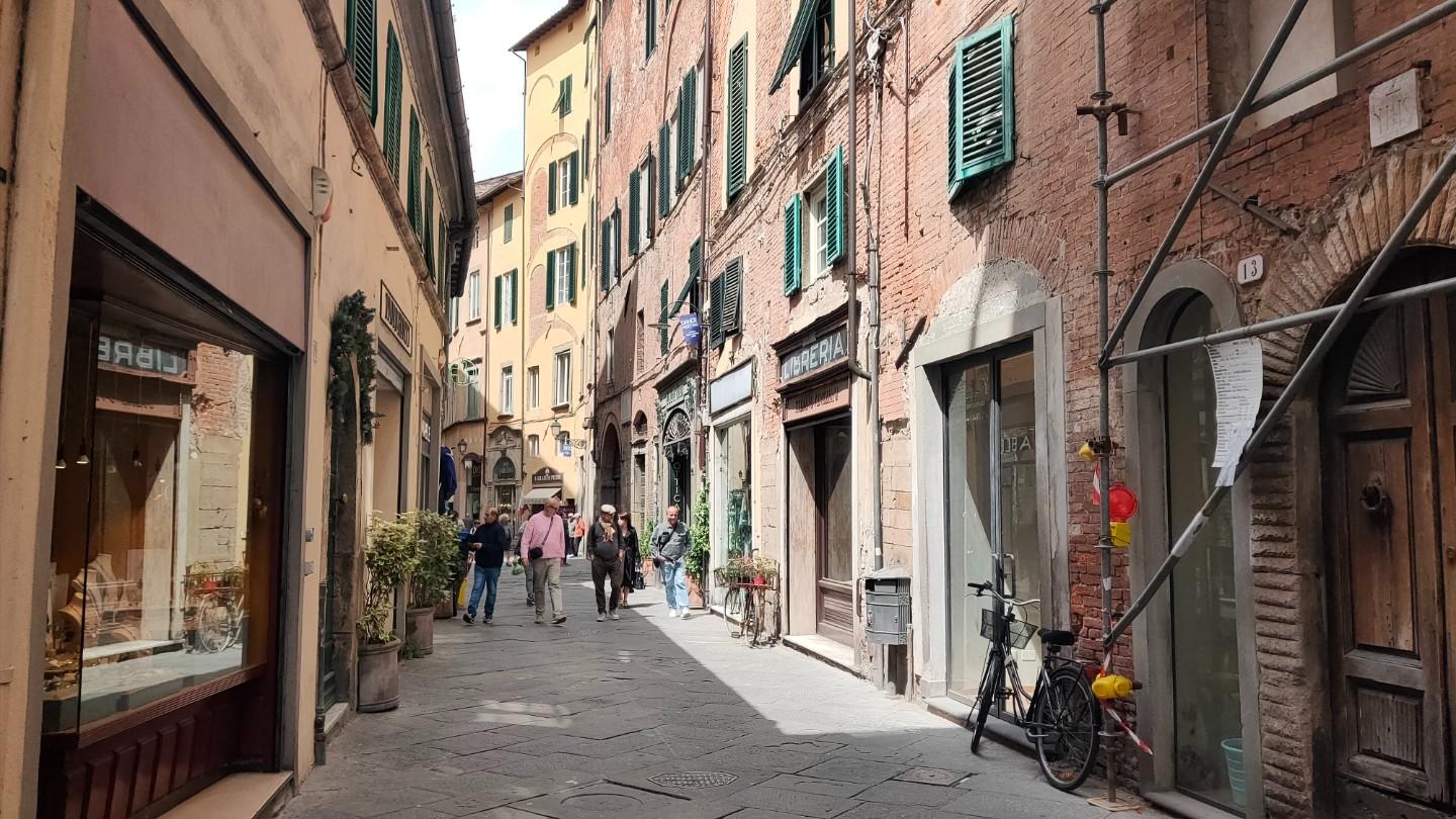 Trilocale ristrutturato, Lucca centro storico