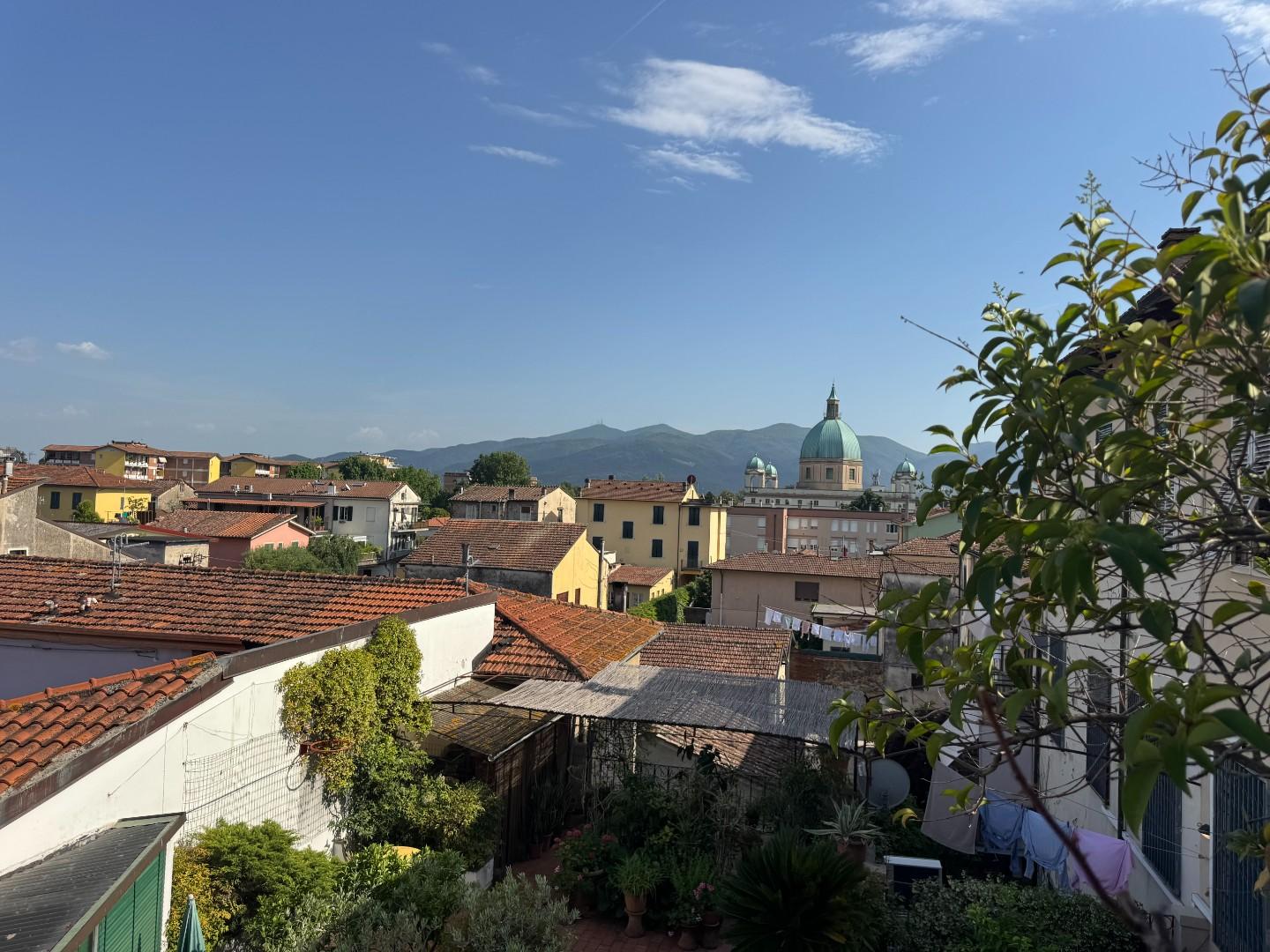 Appartamento con terrazzi, Lucca prima periferia