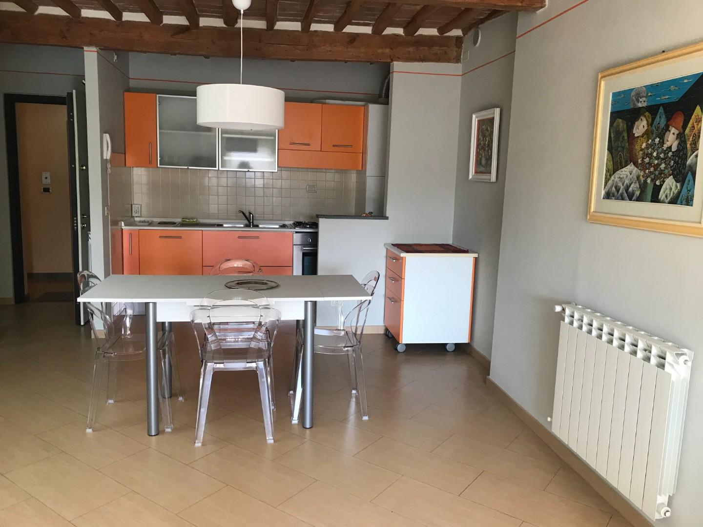 Bilocale arredato in affitto, Lucca centro storico