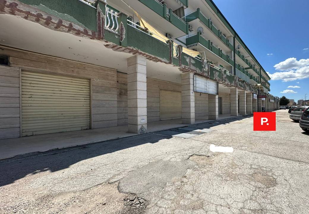 Locale commerciale in affitto a Santa Maria Capua Vetere