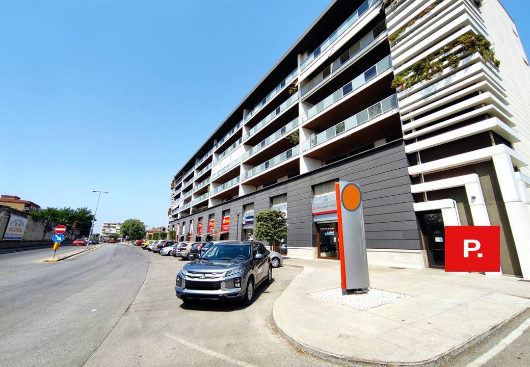 Locale commerciale in affitto a Santa Maria Capua Vetere