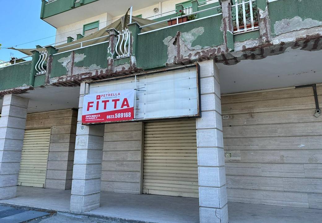 Locale commerciale in affitto a Santa Maria Capua Vetere