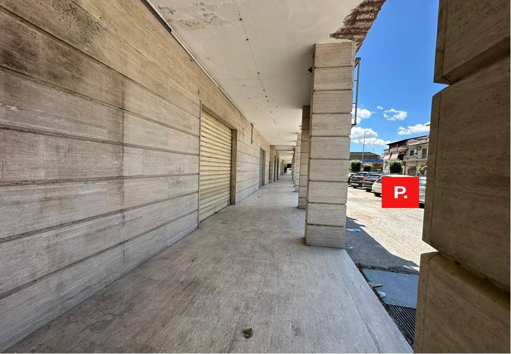 Locale commerciale in affitto a Santa Maria Capua Vetere