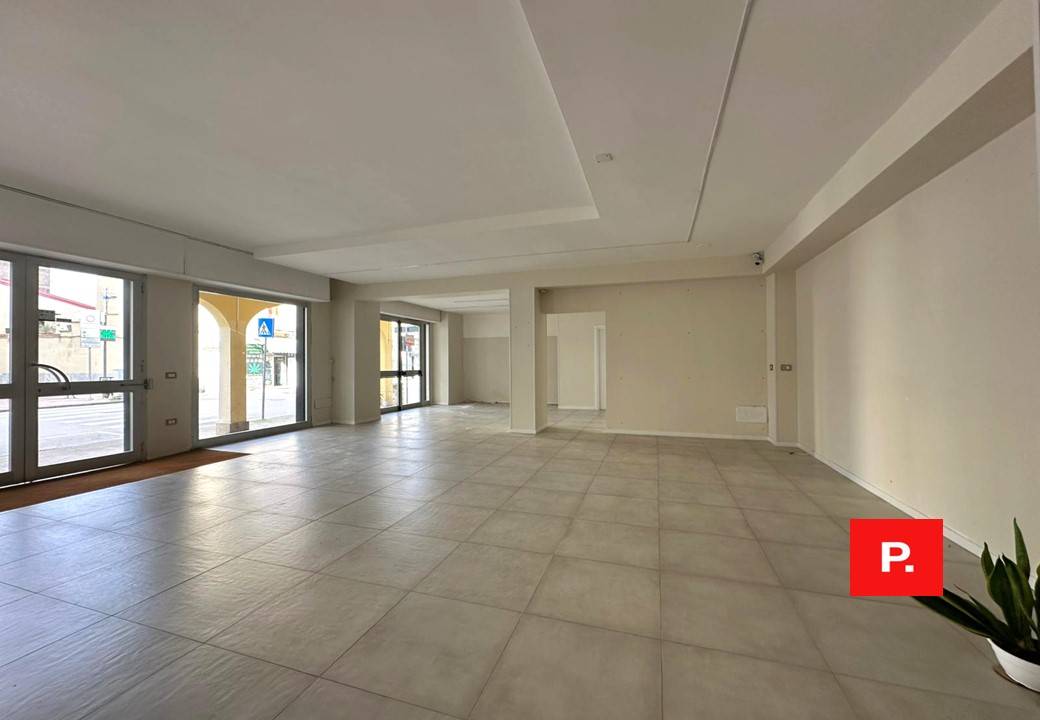 Locale commerciale in affitto a Santa Maria Capua Vetere