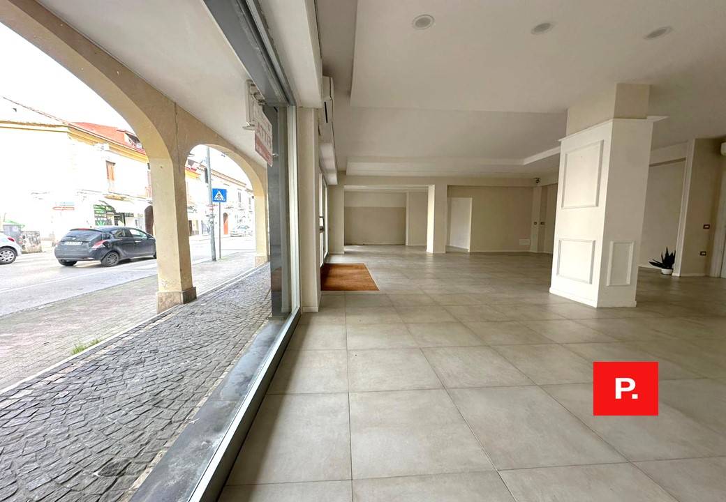 Locale commerciale in affitto a Santa Maria Capua Vetere