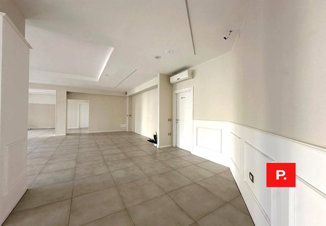 Locale commerciale in affitto a Santa Maria Capua Vetere