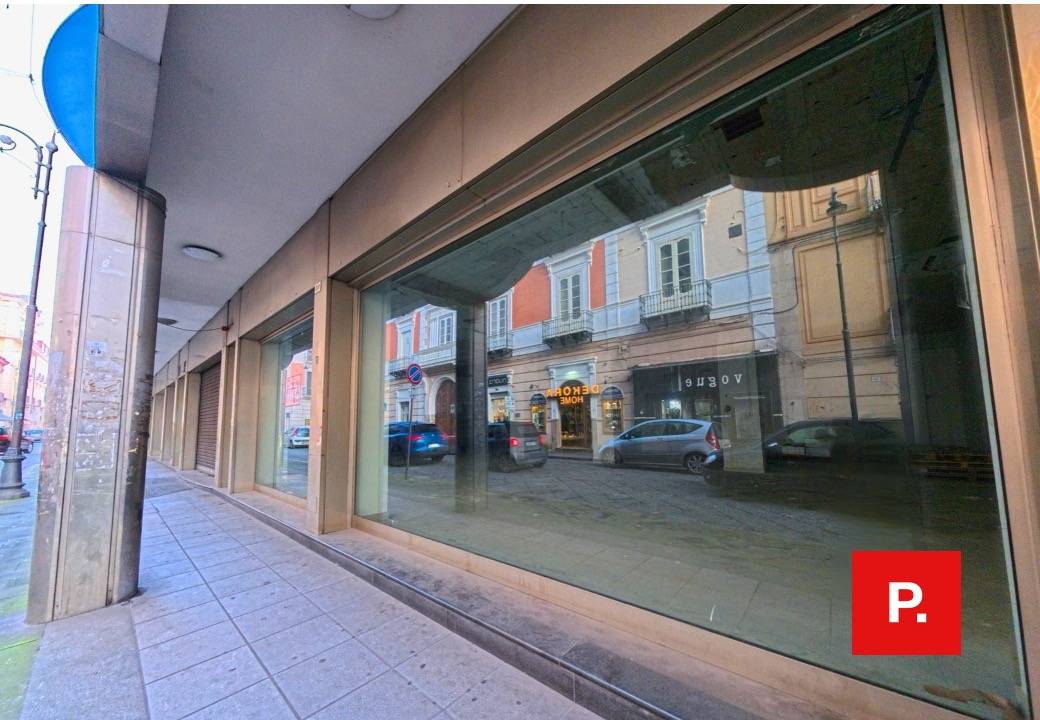 Locale commerciale in affitto a Santa Maria Capua Vetere