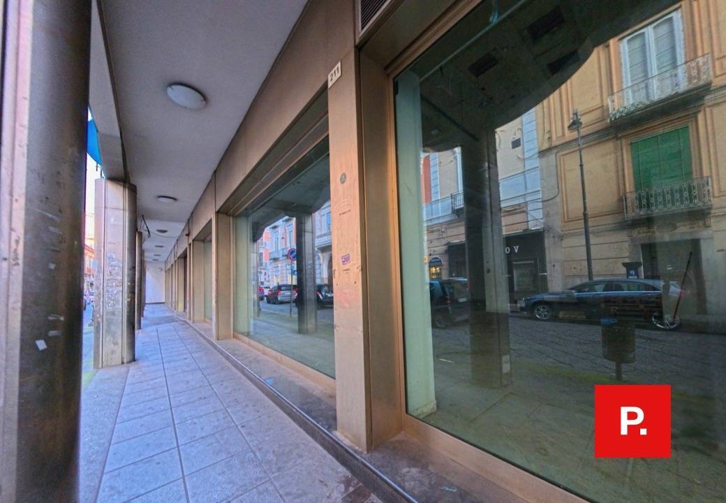 Locale commerciale in affitto a Santa Maria Capua Vetere