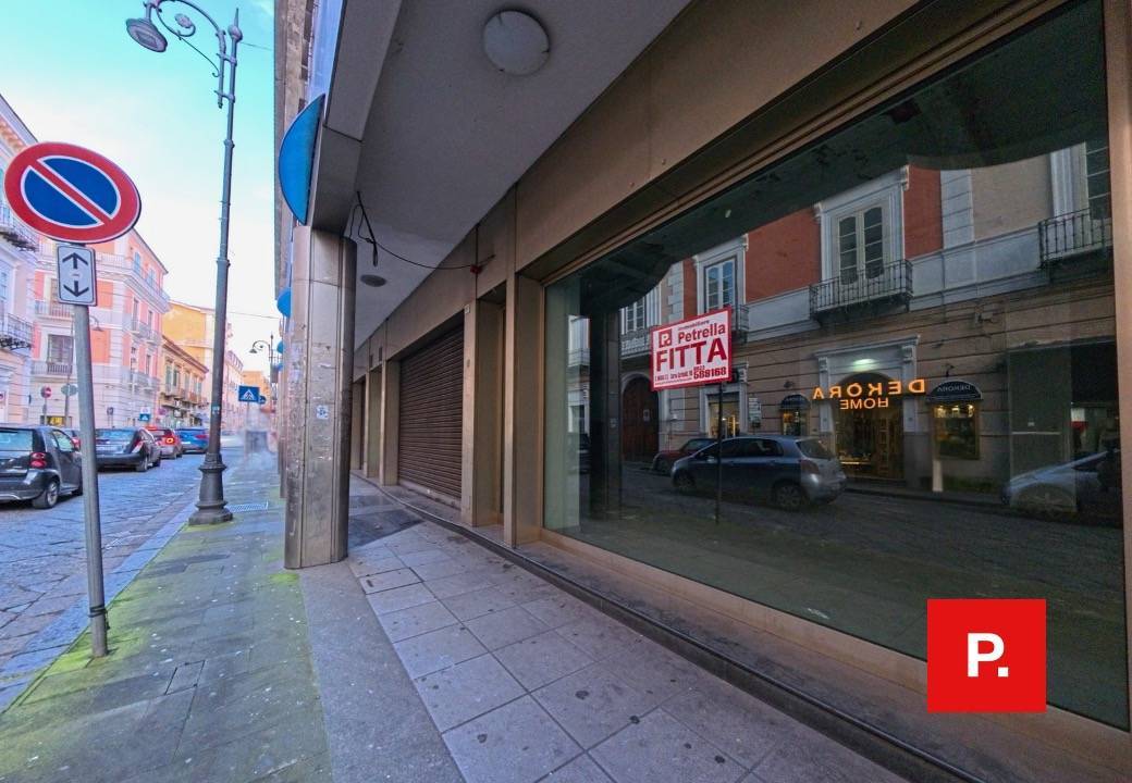 Locale commerciale in affitto a Santa Maria Capua Vetere