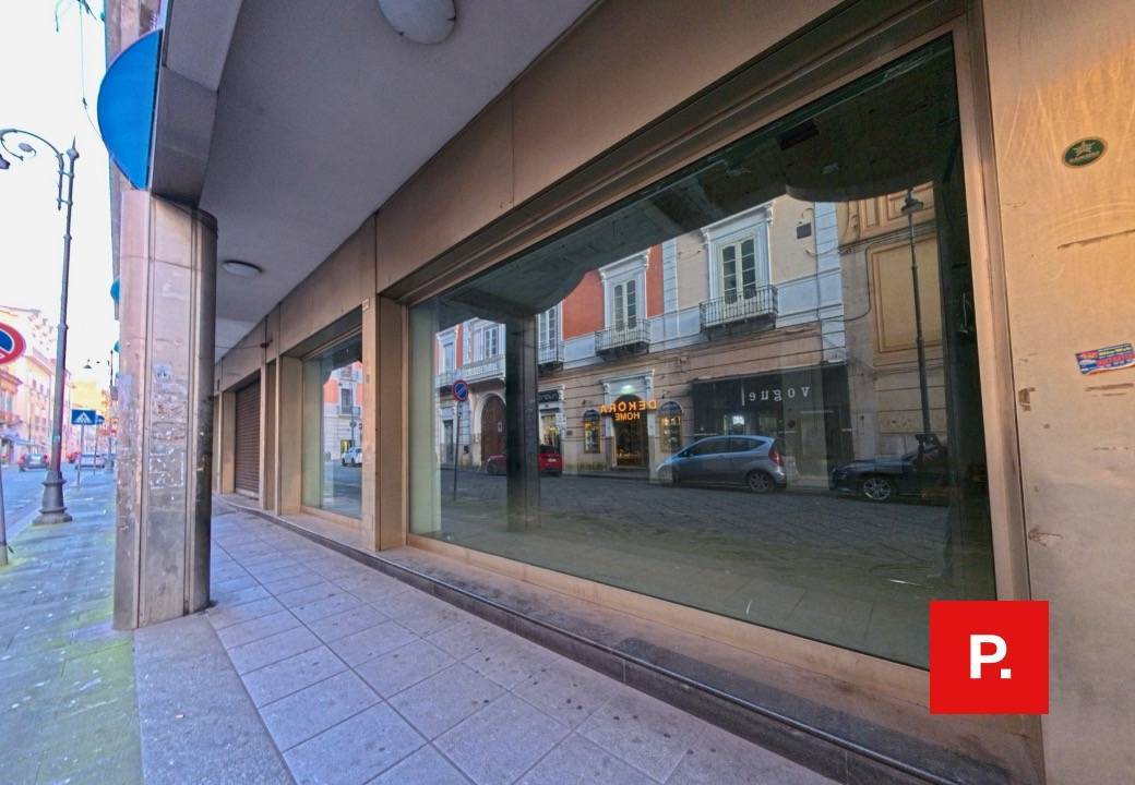 Locale commerciale in affitto a Santa Maria Capua Vetere