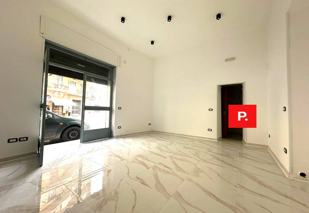 Locale commerciale in affitto a Santa Maria Capua Vetere