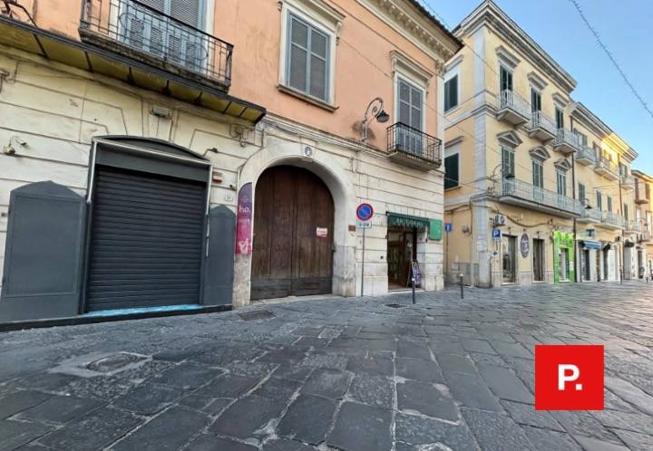 Locale commerciale in vendita a Santa Maria Capua Vetere