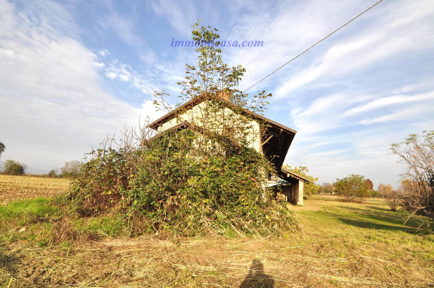 Rustico con giardino a Caraglio