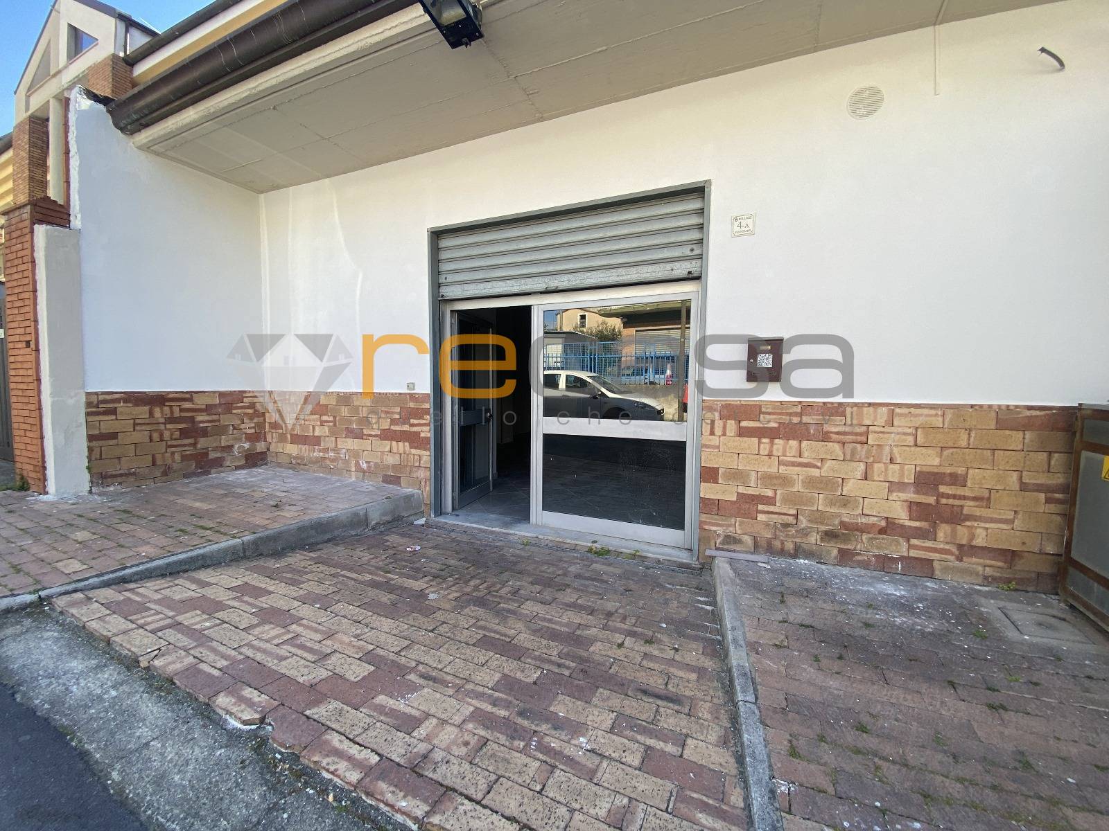 Locale commerciale in affitto a Bellizzi, Centro