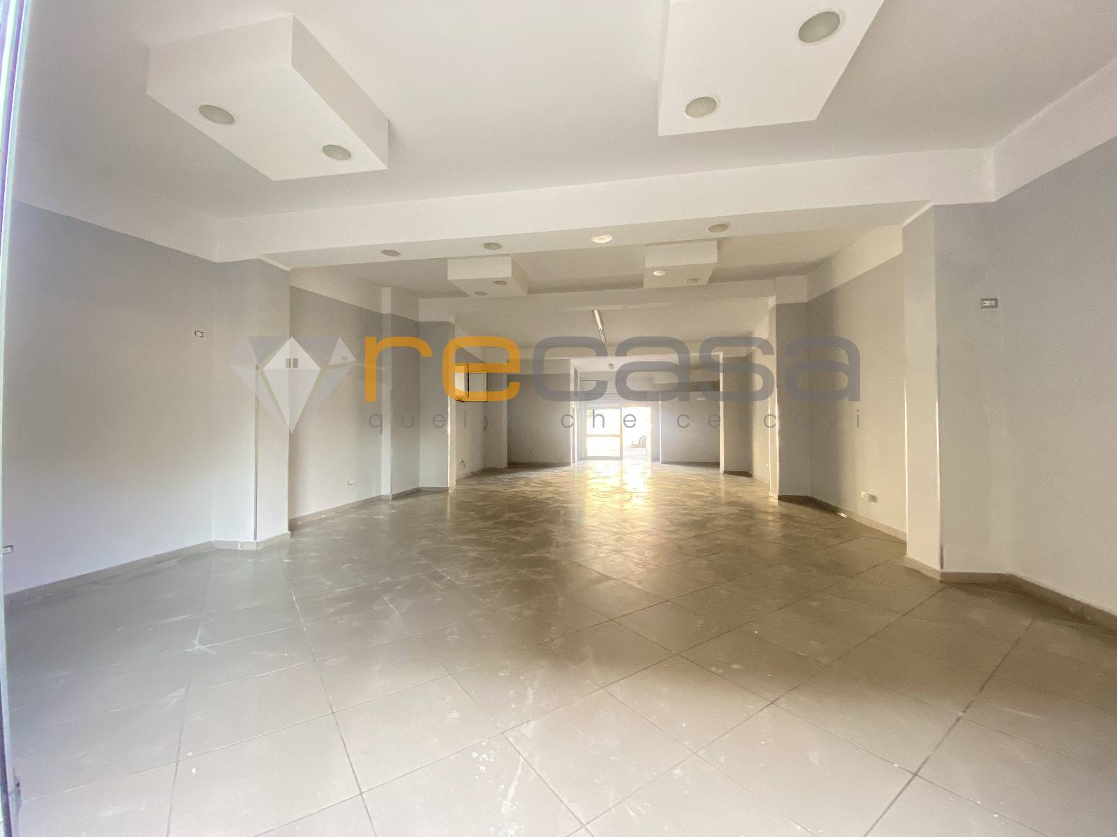 Locale commerciale in affitto a Bellizzi, Centro