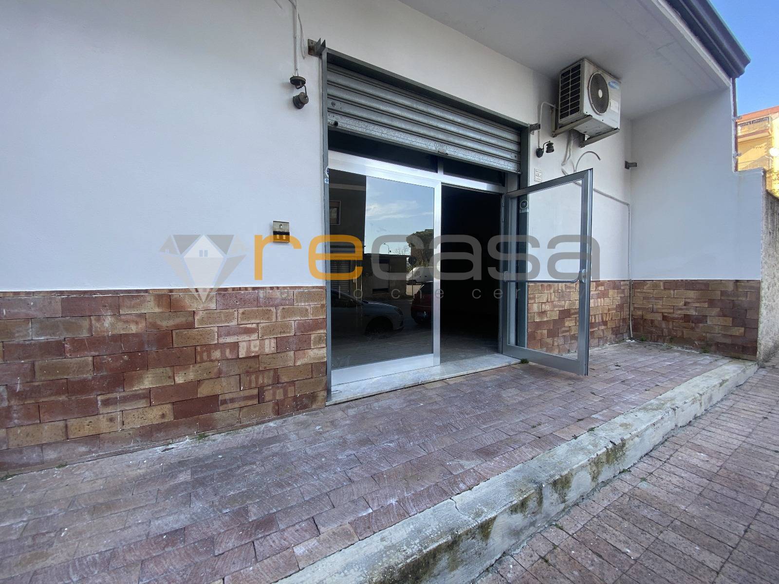 Locale commerciale in affitto a Bellizzi, Centro