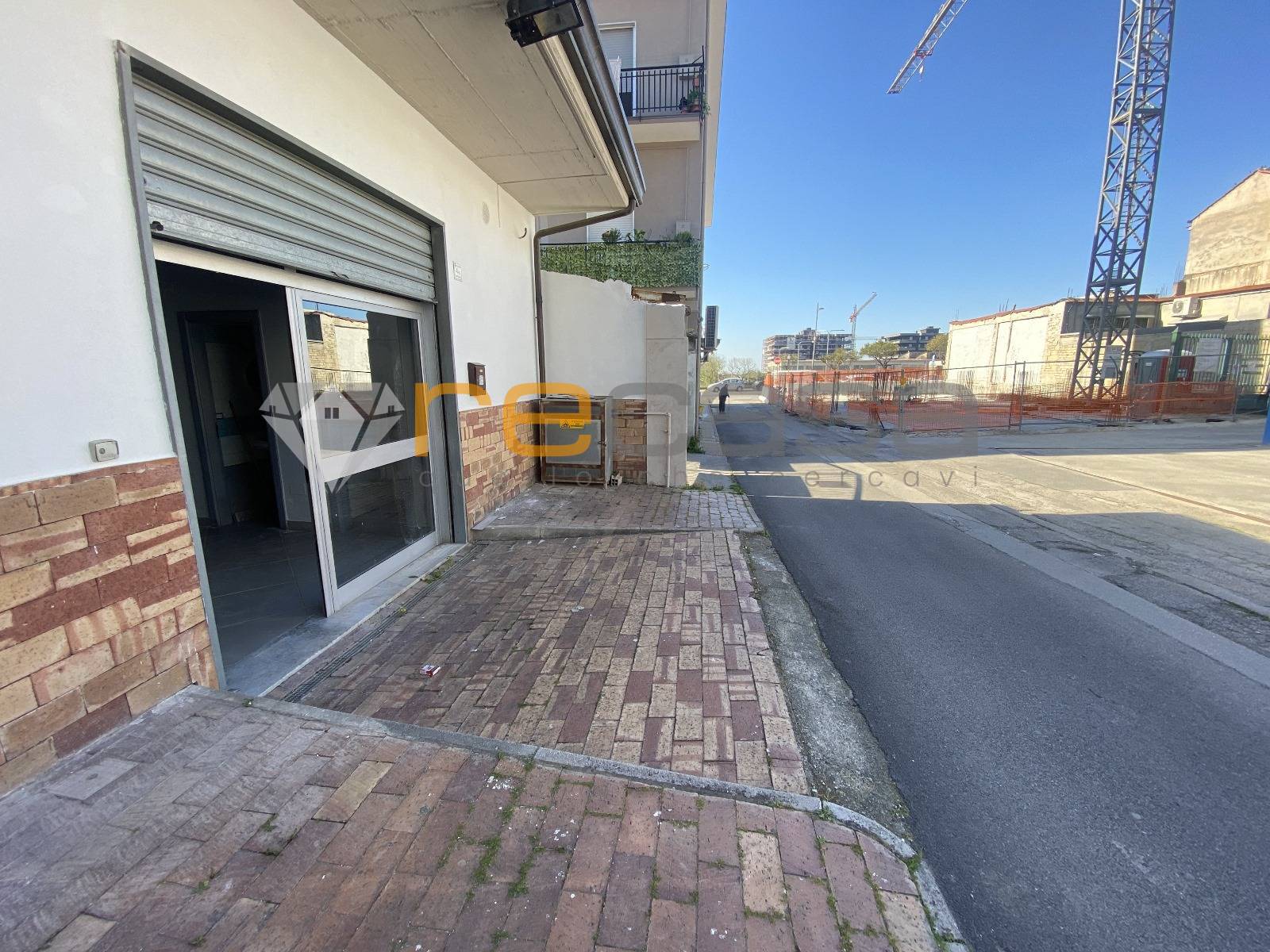 Locale commerciale in affitto a Bellizzi, Centro