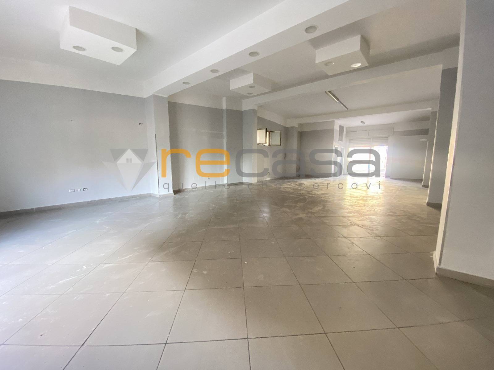 Locale commerciale in affitto a Bellizzi, Centro