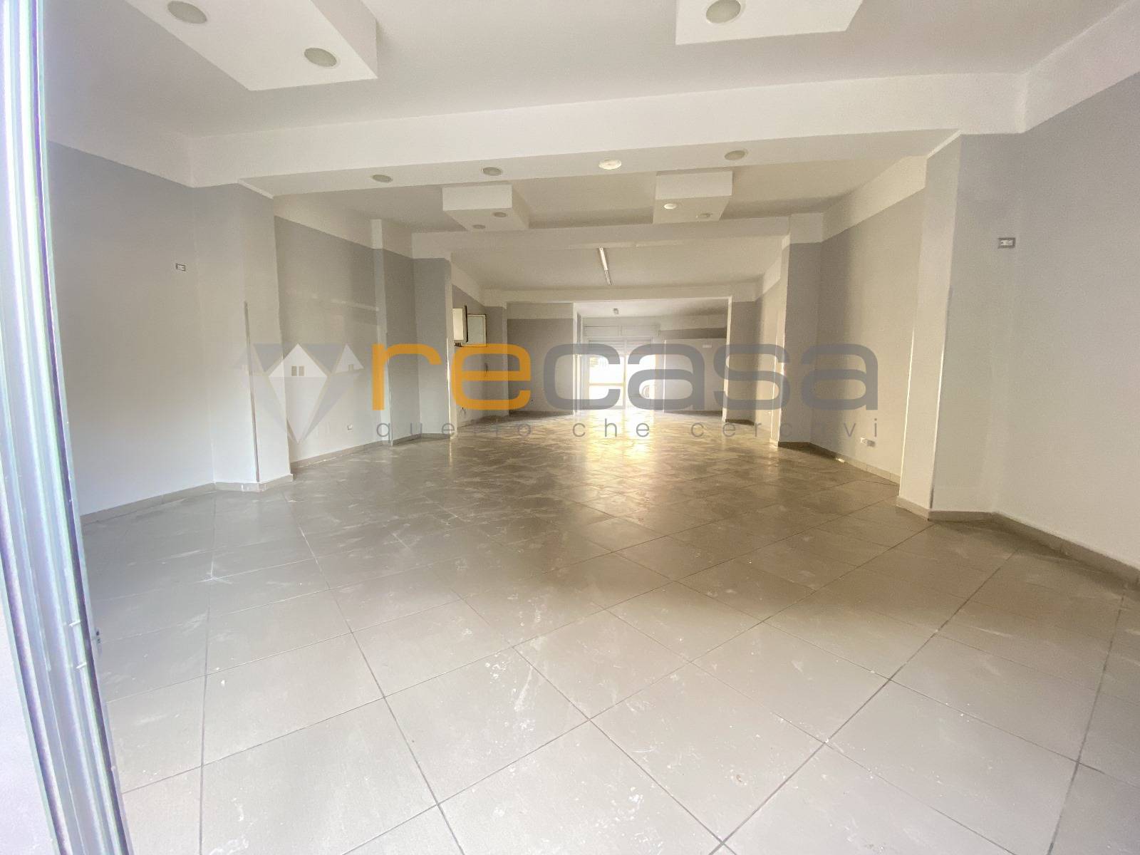 Locale commerciale in affitto a Bellizzi, Centro