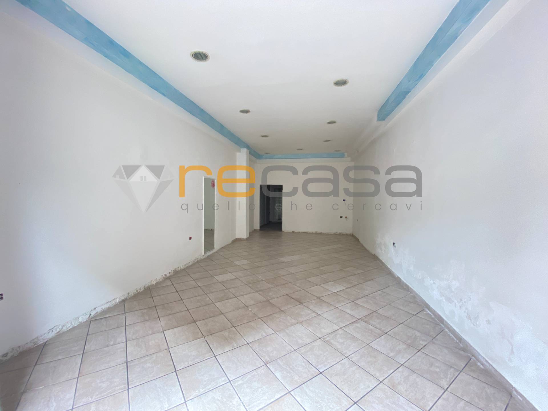 Locale commerciale in affitto a Bellizzi, Centro