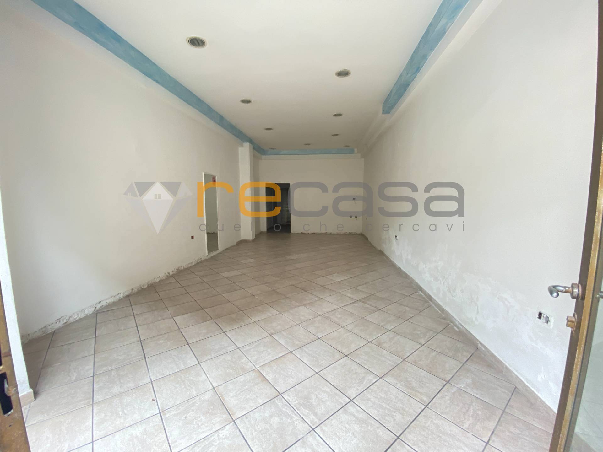 Locale commerciale in affitto a Bellizzi, Centro