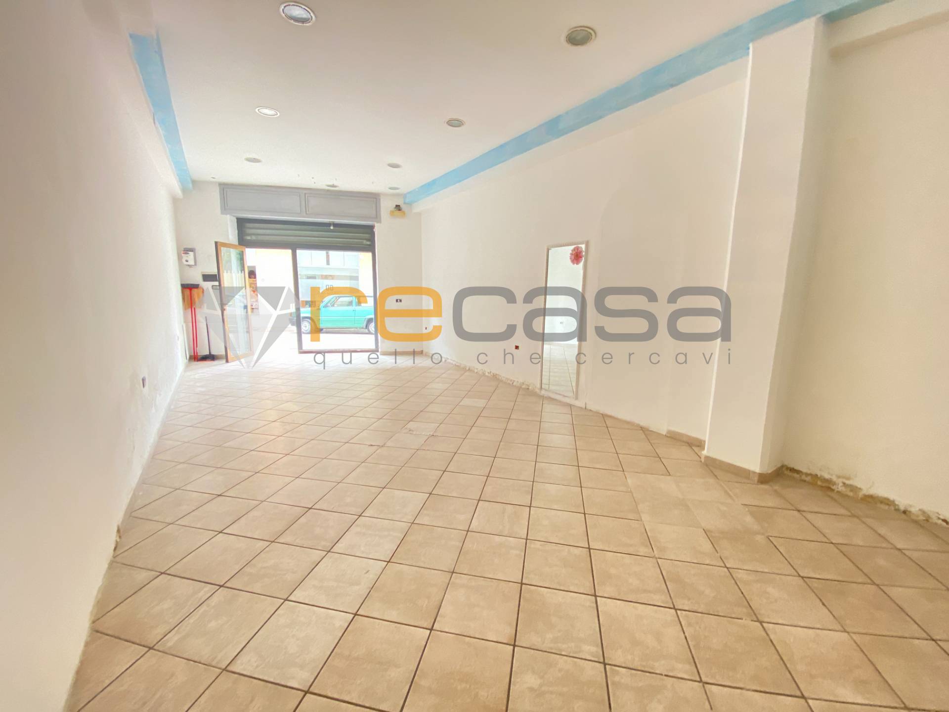 Locale commerciale in affitto a Bellizzi, Centro