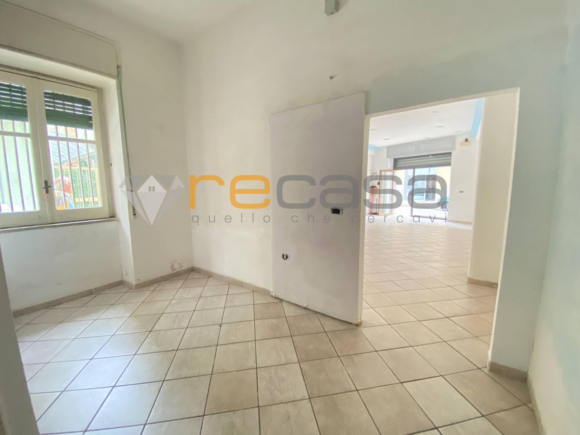 Locale commerciale in affitto a Bellizzi, Centro