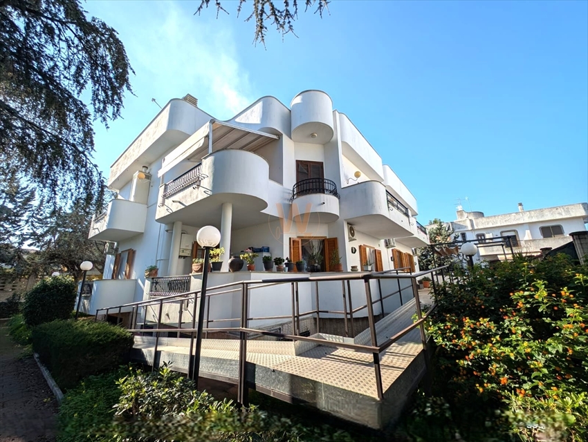 Villa con box in via mascagni, Trani