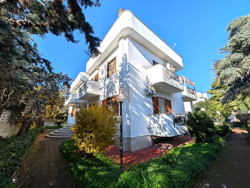 Villa con box in via mascagni, Trani