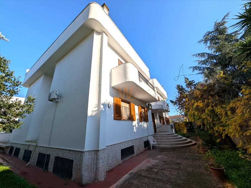 Villa con box in via mascagni, Trani