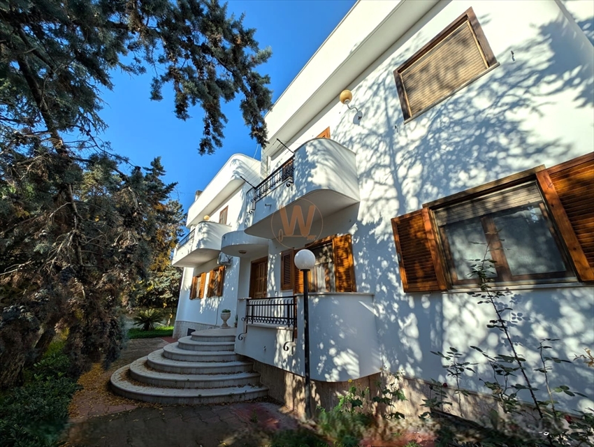Villa con box in via mascagni, Trani