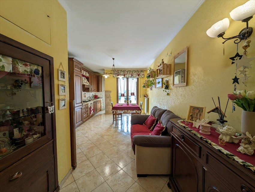 Trilocale con box in via polonia, Trani