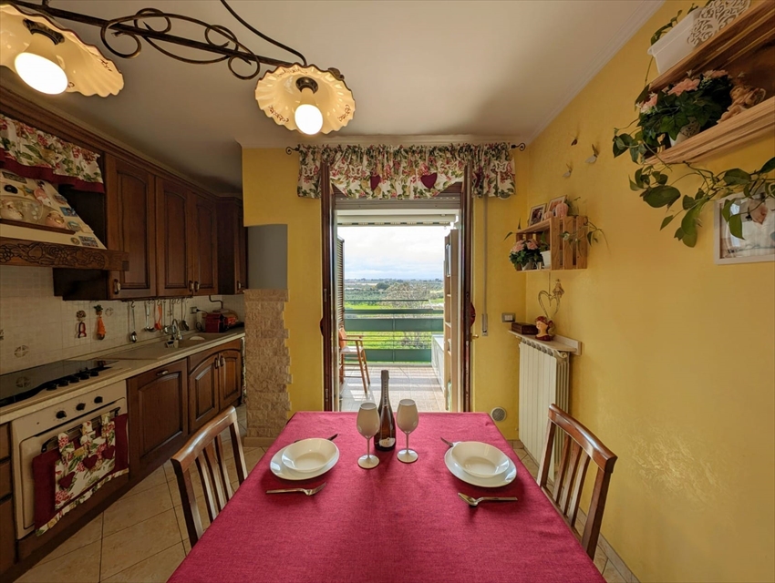 Trilocale con box in via polonia, Trani