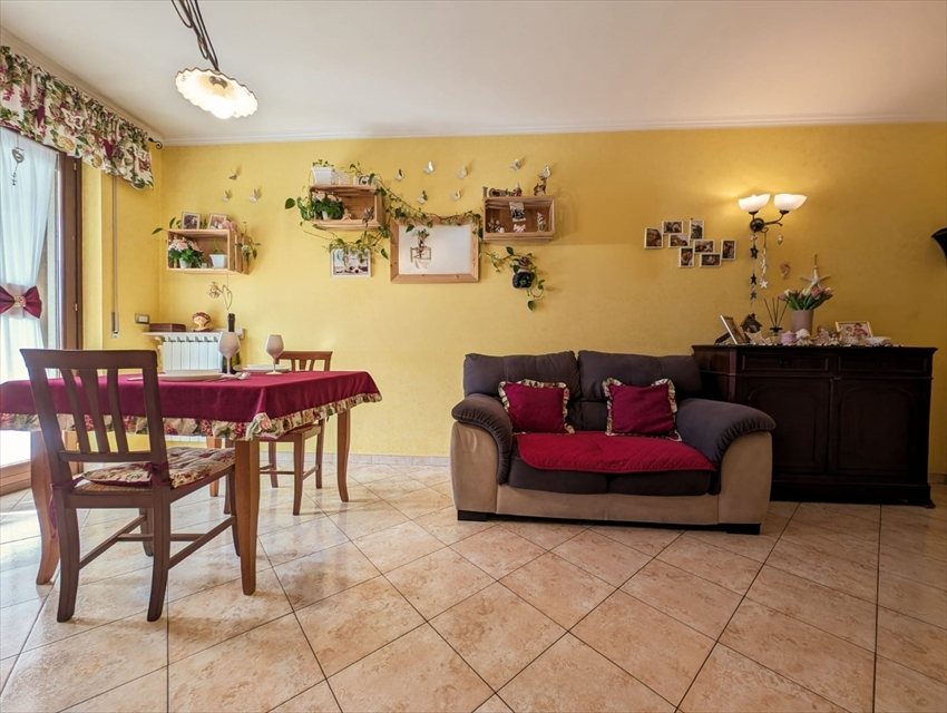 Trilocale con box in via polonia, Trani