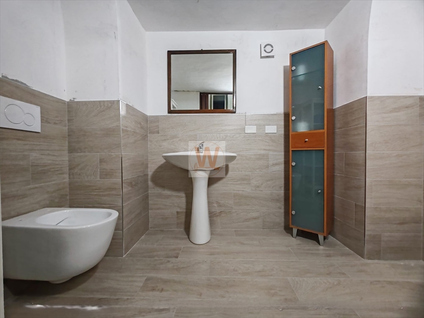 Locale commerciale in affitto in corso regina elena, Trani