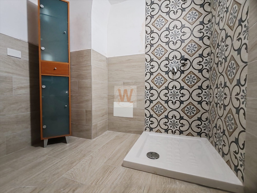 Locale commerciale in affitto in corso regina elena, Trani