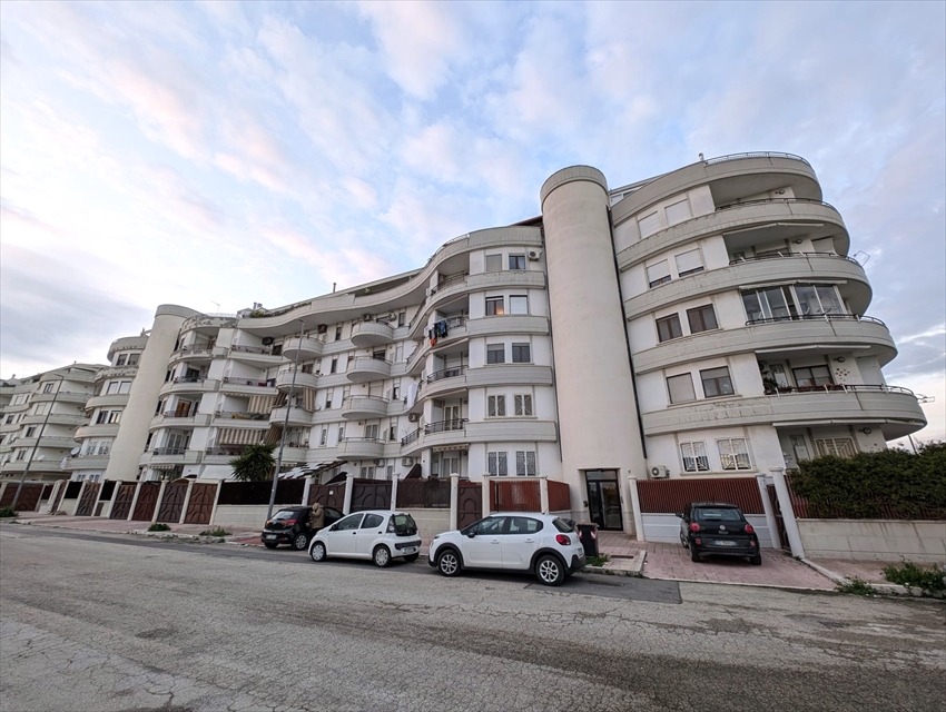 Trilocale vista mare in via tolomeo, Trani