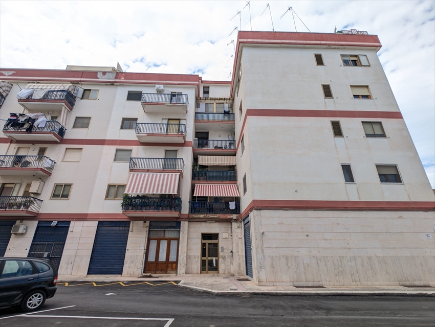 Attico da ristrutturare in via protomastro, Trani