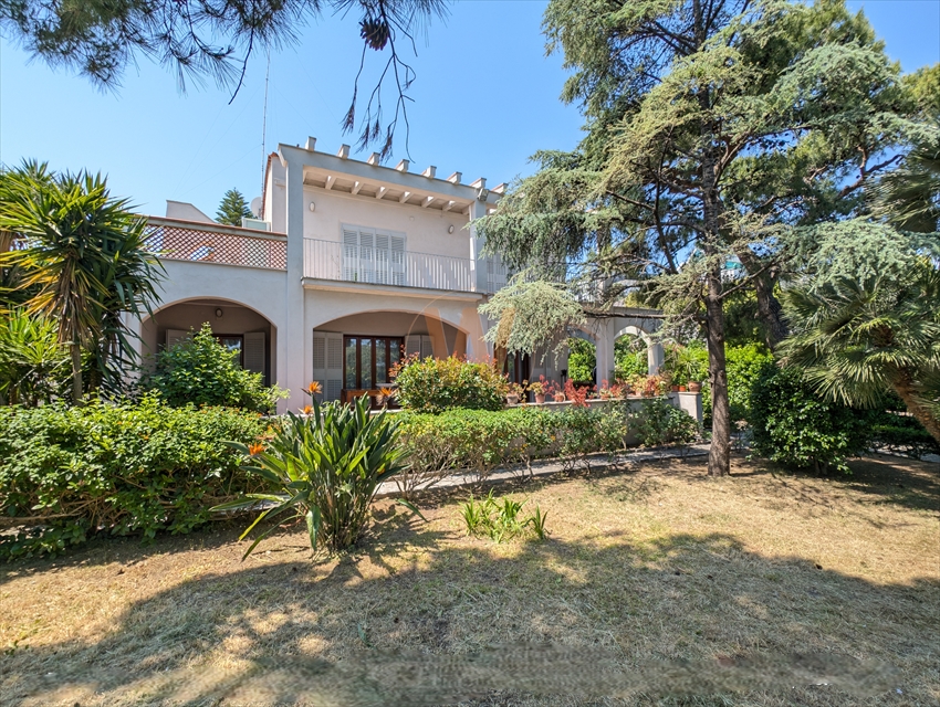 Villa con giardino in via malcangi, Trani