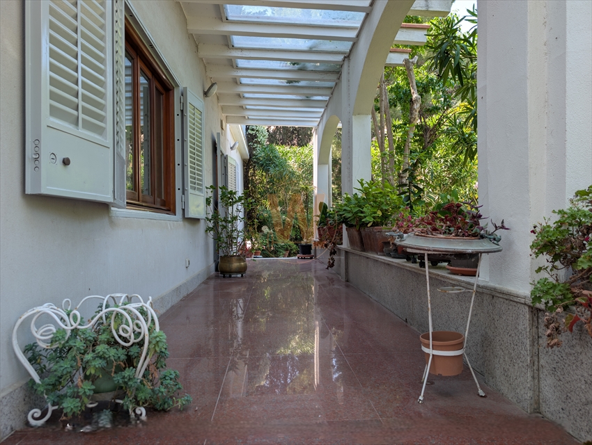 Villa con giardino in via malcangi, Trani