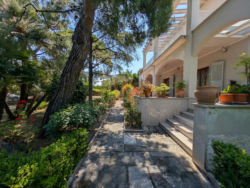 Villa con giardino in via malcangi, Trani