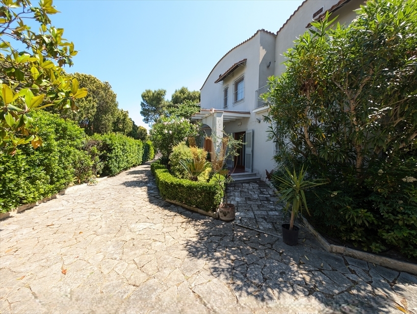 Villa con giardino in via malcangi, Trani