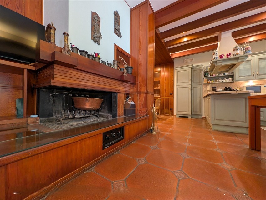 Villa con giardino in via malcangi, Trani
