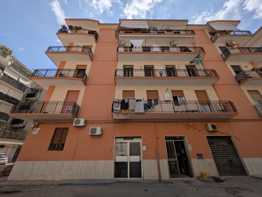 Quadrilocale da ristrutturare in via rovereto, Trani