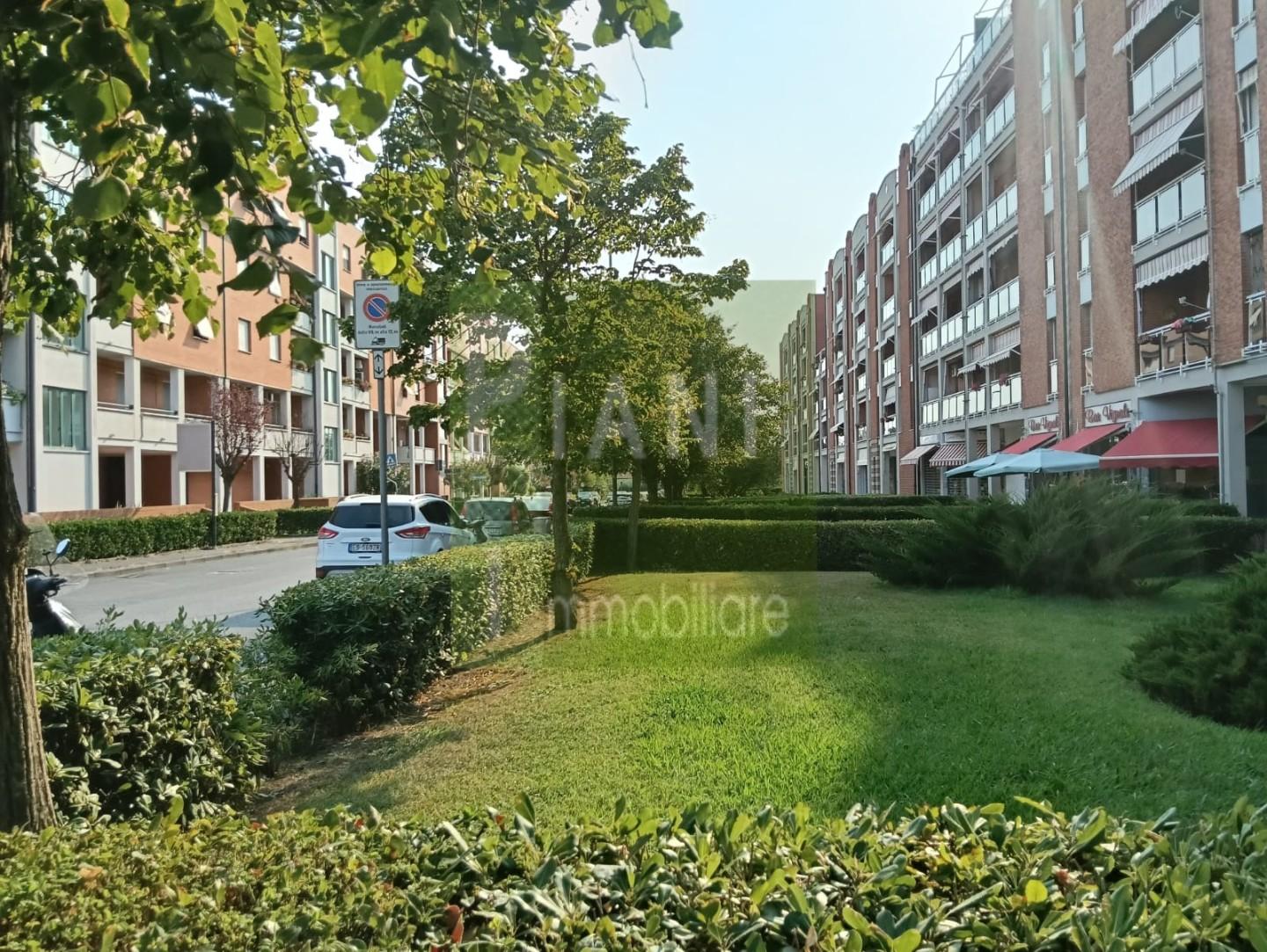 Locale commerciale in affitto, Livorno scopaia