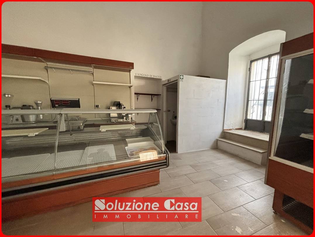 Locale commerciale in vendita a Canosa di Puglia
