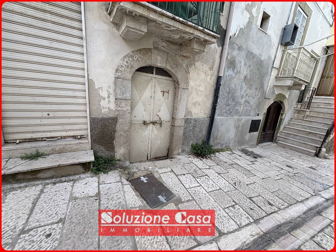Locale commerciale in vendita a Canosa di Puglia
